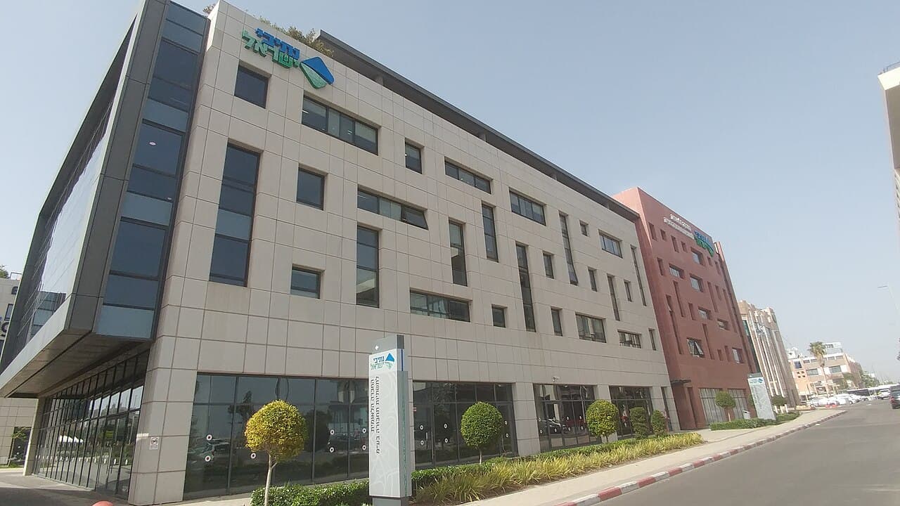 נתיבי ישראל תפצה רוכב קטנוע שנפל בבור ב-216 אלף שקל