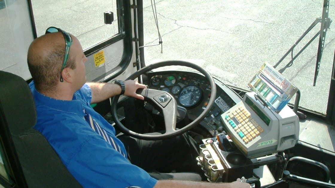 בן 18 נחקר בחשד לתקיפת נהג אוטובוס פעמיים